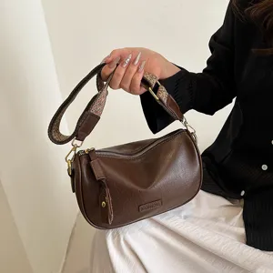 Dunkelbraune Ledertasche, vintage Umhängetasche für Damen mit stylischem gewebtem Schulterriemen.
