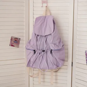 Lavendel cooler Kordelzug Rucksack Detail mit weichem Stoff und starken Schultergurten.