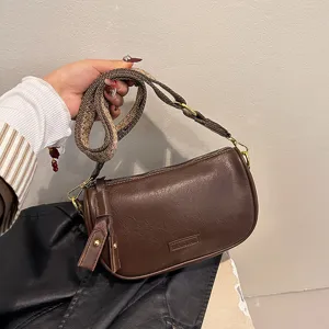 Braune Vintage Leder Umhängetasche für Damen, schicke Crossbody Tasche mit breitem Gurt Alltag.