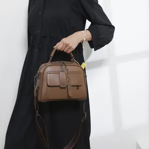 Braune Umhängetasche Detailaufnahme mit Vordertaschen und Riemen für den Alltag konzipiert.