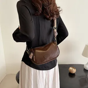Detailansicht der dunkelbraunen Retro-Umhängetasche aus PU-Leder mit breitem Gurt.