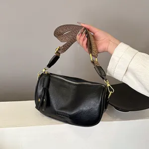 Damen Vintage Umhängetasche schwarze PU Leder Halbmond Achseltasche mit breitem gemustertem Gurt