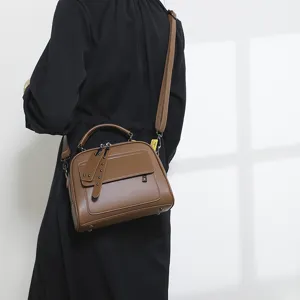 Braune Damen Umhängetasche Detailansicht, stilvolle PU Leder Handtasche für Alltag.