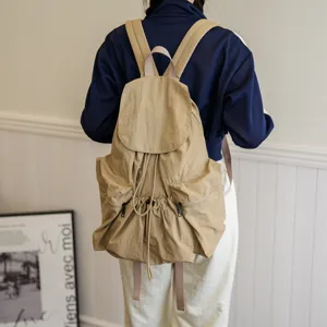 Detailansicht eines trendigen Freizeitrucksacks aus hellem Khaki-Waschstoff mit Kordelzug.