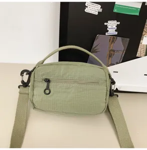 Detailansicht der hellgrünen Nylon-Karomuster Umhängetasche, leichte Freizeittasche.