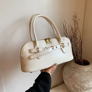 Schicke cremefarbene Lederhandtasche fuer Damen, stilvolle Handtasche mit Metalldetails.
