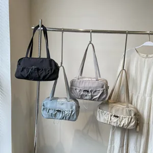 Modische plissierte Kordelzug-Achseltasche mehrfarbiges Set hängende Display-Ansicht.