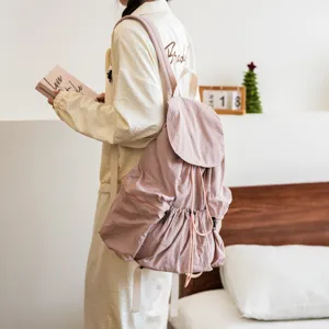 Detailansicht des rosa lässigen Stoffrucksacks mit Kordelzug im gemütlichen Alltagsstil.