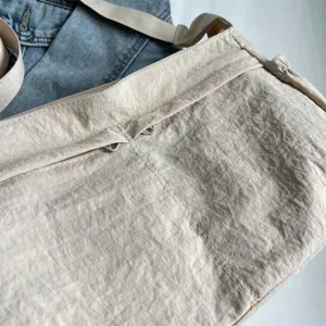 Nylon Umhängetasche Detailansicht Lässig Beige Schultertasche Alltag Leichte Damentasche
