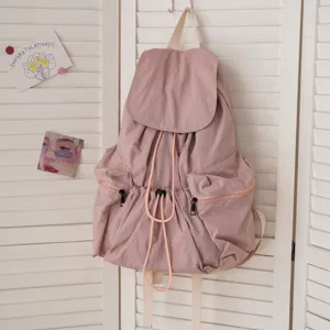 Freizeitorientierter Rucksack im Detail mit Kordelzug und praktischen Vordertaschen.