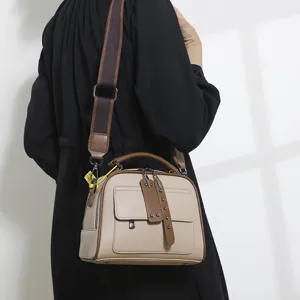 Stilvolle Damen Umhängetasche, modische lässige PU Leder Handtasche mit breitem Gurt.