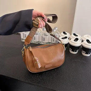 Vintage braune PU Leder Umhängetasche für Damen mit breitem Riemen und stilvollem Design.