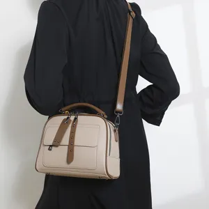 Schicke Damen Umhängetasche in Beige und Braun, ein stilvoller Begleiter im Alltag.