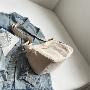 Detailansicht der leichten, hellbeige Nylon Umhängetasche, die lässigen Alltagsstil zeigt.