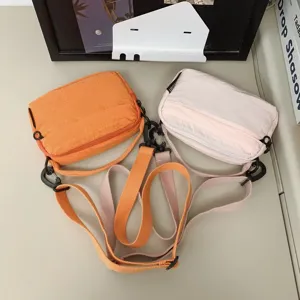 Leichte wasserdichte Nylon Umhängetasche für Damen, lässige Kleine Tasche mit verstellbarem Gurt.