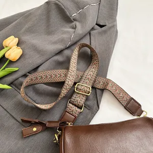 Schicke Damen Retro Umhängetasche mit strukturiertem Gurt und sehr feinem Detaildesign.