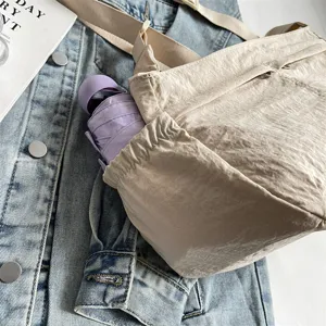 Lässige Nylon Umhängetasche für Damen, leichte einfarbige Schultertasche mit Seitentasche.