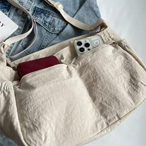 Lässige Nylon Umhängetasche Detailansicht, zeigt grosse Kapazität und Taschen Design.