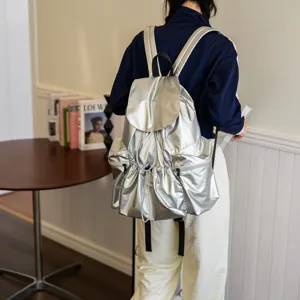 Silberner metallischer Kordelzug Rucksack, lässige modische Schultasche mit viel Platz.