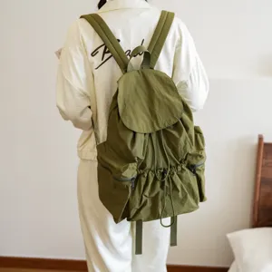 Lässiger Rucksack aus Washed-Stoff mit Kordelzug und Klappe, großer Kapazität für den Alltag.
