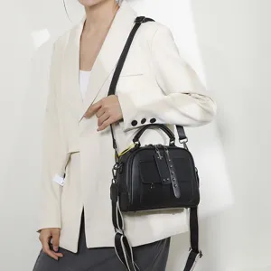 Klassische schwarze Damen-Umhängetasche aus Leder mit Henkel und Vorderentasche.