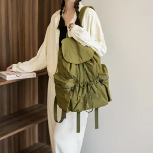 Lässiger olivgrüner Nylon-Rucksack mit Kordelzugverschluss und praktischen Taschen für den Alltag.