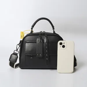 Schwarze Leder Umhängetasche für Damen, stilvolle Schultertasche mit Griff und Gurt.