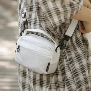 Detailansicht der weißen Nylon-Umhängetasche mit Gitterstruktur, Reißverschluss und Haken.