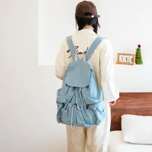 Lockerer Rucksack aus gewaschenem Stoff im Detail, großer Stauraum, Kordelzug und Look.