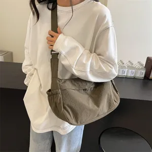 Detailaufnahme der Nylon-Umhängetasche in Armeegrün mit großem Stauraum und sicherem Reißverschluss.
