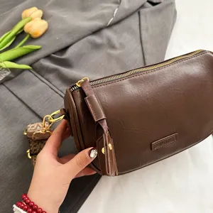Damen Retro braune Zylinder Umhaengetasche Leder Crossbody Tasche Alltag Detailansicht