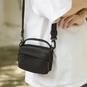 Schwarze Nylon kleine Umhängetasche Detailaufnahme, leichte wasserdichte Freizeittasche.