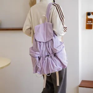 Heller lila Rucksack aus gewaschenem Stoff mit Kordelzug, grossem Volumen und modischem Stil.