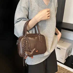 Retro PU-Leder Boston Tasche Damen Casual Pendeln Handtasche Einheitsfarbe Umhängetasche Mit Süßem Anhänger Modische Satchel