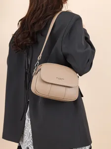 Khaki Leder Umhaengetasche Detail, stilvolle kleine Schultertasche fuer Damen Alltag.