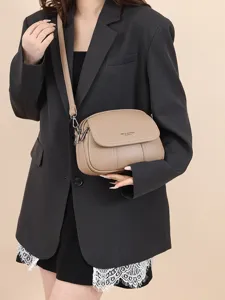 Nahaufnahme Detail Damen Leder Umhängetasche Klappendesign kompakter Stil für Alltag.