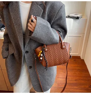 Modische braune geflochtene Beuteltasche für Damen, elegante Herbst Handtasche mit Riemen.