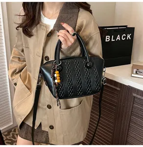 Retro gewebte Beuteltasche für Damen, stilvolle schwarze Umhängetasche mit Anhänger.