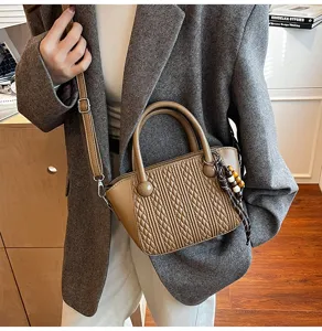 Detailansicht der Vintage geflochtenen Umhängetasche, lässige Handtasche mit Perlen.
