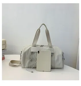 Detailansicht einer leichten Freizeisetasche mit praktischer Netztasche und langem Gurt.