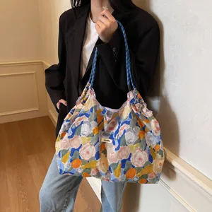 Nahaufnahme Detailansicht der floralen Canvas Schultertasche mit süßen Kordelgriffen.