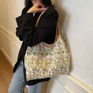 Koreanische Blumen-Tragetasche mit grossem Fassungsvermoegen, Gurten und frischem Tulpenprint.
