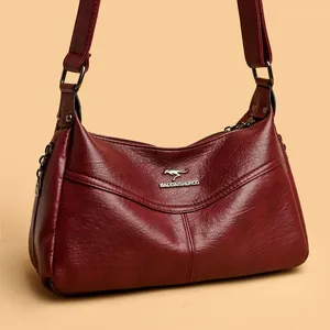 Weinrote weiche Ledertasche Umhängetasche mit edlem Metall Känguru Logo und geräumigem Design.