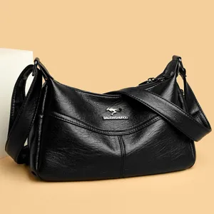 Detailansicht der schwarzen Schultertasche aus weichem Leder mit großem Fassungsvermögen.