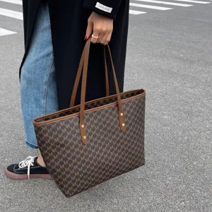 Stilvolle braune Monogramm Shopper Tasche für Damen, große PU Leder Handtasche für Alltag Arbeit.