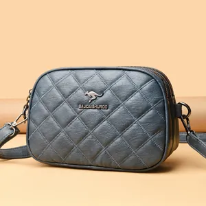 Detailansicht der grauen gesteppten Rindsleder Umhängetasche für Damen mit Metalllogo.