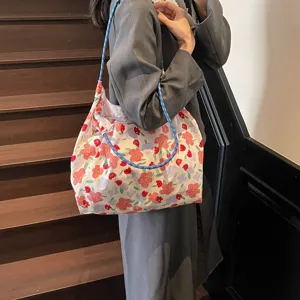 Koreanischer Blumen-Stoffshopper im Detail mit blauen Kordelgriffen und grossem Stauraum.