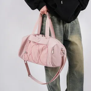 Nahaufnahme der rosa Sporttasche mit Netzfachendetails, Griffen und verstellbarem Gurt.
