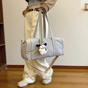 Grosse Sporttasche Fitness-Reisetasche mit niedlichem Hund-Anhänger, Schulter- und Umhängetasche.