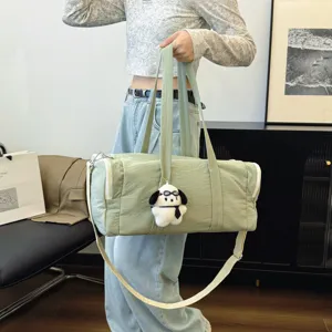 Hellgrüne Reise-Sporttasche Detail, große Kapazität Yoga Fitness Tasche mit Anhänger.